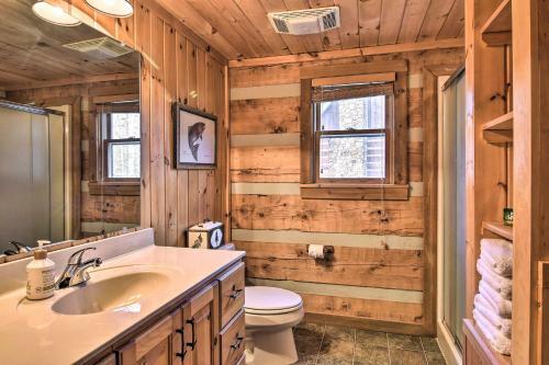 Scenic Cabin With 2 Fishing Ponds And Pool Table!