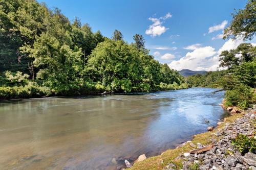 2 Bed 1 Bath Vacation Home In Sylva