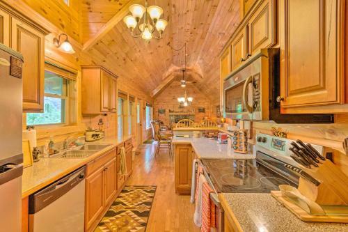 Luxe Mtn-view Maggie Valley Home With 2 Decks!