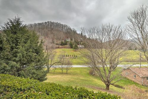 Hot Tub And Fire Pit At Blue Ridge Bungalow!