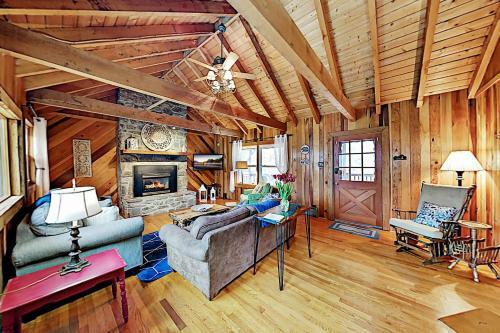 Amazing 2-acre Retreat - Office, Gazebo & Fire Pit Home