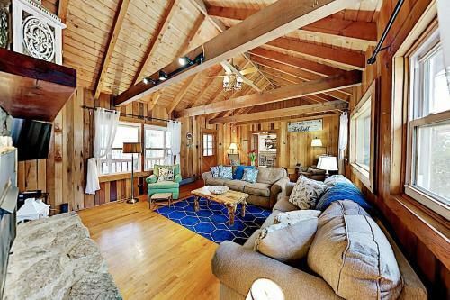 Amazing 2-acre Retreat - Office, Gazebo & Fire Pit Home