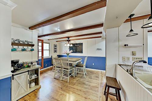 Amazing 2-acre Retreat - Office, Gazebo & Fire Pit Home