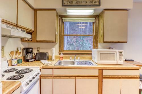 2 Bed 1 Bath Vacation Home In Whittier