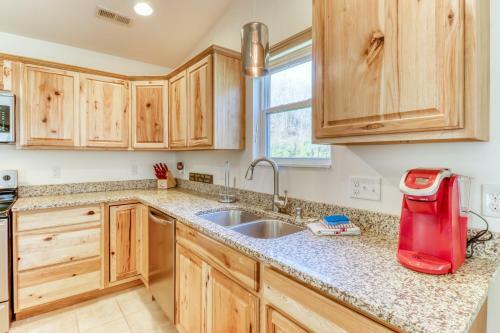 2 Bed 2 Bath Vacation Home In Whittier III