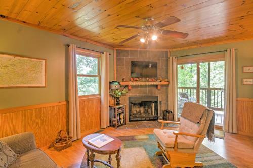 Charming Fox Den Cabin In Whittier With Hot Tub!