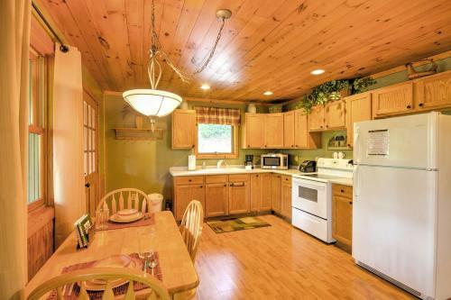 Charming Fox Den Cabin In Whittier With Hot Tub!
