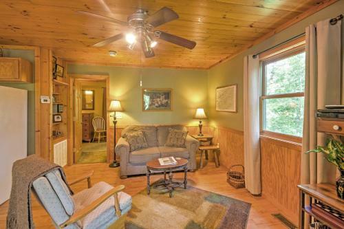 Charming Fox Den Cabin In Whittier With Hot Tub!