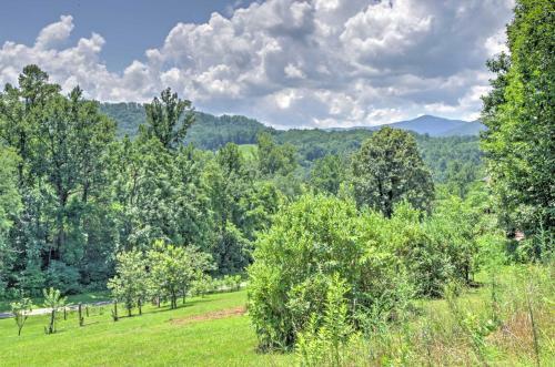 Charming Fox Den Cabin In Whittier With Hot Tub!