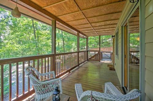 Charming Fox Den Cabin In Whittier With Hot Tub!
