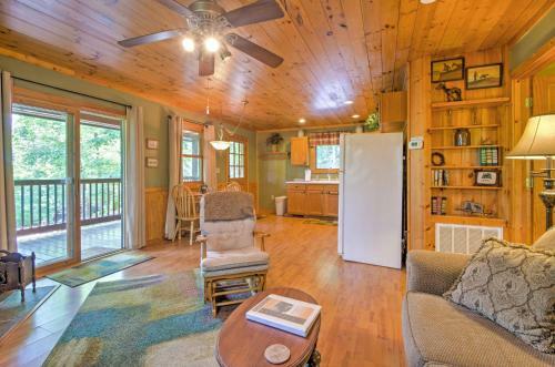 Charming Fox Den Cabin In Whittier With Hot Tub!