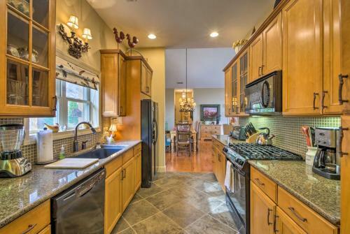 Apartamento Green Shadows Scenic Whittier Condo With Fireplace!