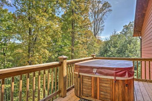 Spacious Waynesville Getaway With Decks And Fire Pit!