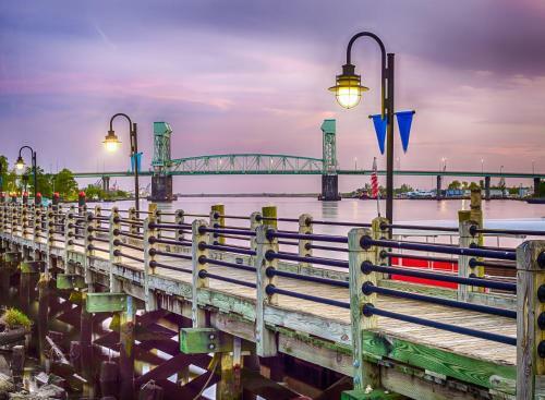 Apartamento New Listing! Downtown Riverfront Condo With Balcony Condo