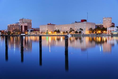 Apartamento Historic District Condo With River Views & Balcony Condo