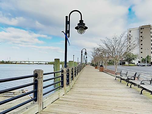 Apartamento Downtown Condo With River View, Near Shops & Beaches Condo