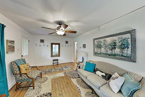 Contemporary Oasis With Fire Pit - Walkable Locale Home