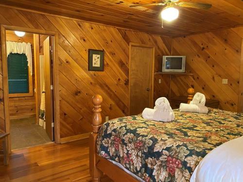 Shady Ridge Lodge Cabin