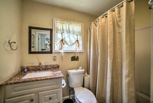 Explore Lake Erie And Strip From Quaint Apartment!