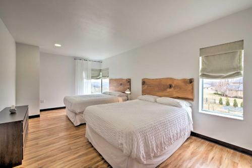 Modern Hideaway With Rooftop Patio And Sweeping Views!