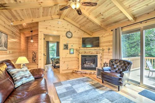 Cozy Cabin With Hot Tub And Deck In Hocking Hills!