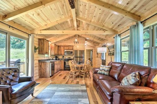 Cozy Cabin With Hot Tub And Deck In Hocking Hills!