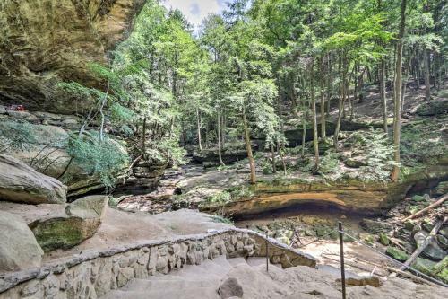 Cozy Cabin With Hot Tub And Deck In Hocking Hills!