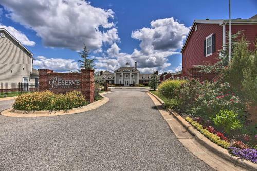 Spacious Townhome, Walk To Lake And Restaurant!