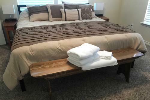 Spacious Townhome, Walk To Lake And Restaurant!