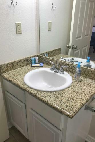 Spacious Townhome, Walk To Lake And Restaurant!
