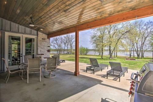 Upscale Lake House With Private Dock And Hot Tub