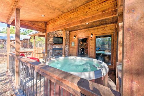 Romantic Cabin Hot Tub, Fire Pit And Deck!