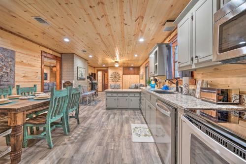Lavish Getaway With Hot Tub On Almost 6 Acres!