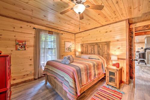 Lavish Getaway With Hot Tub On Almost 6 Acres!