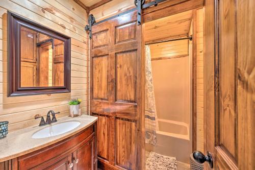 Lavish Getaway With Hot Tub On Almost 6 Acres!
