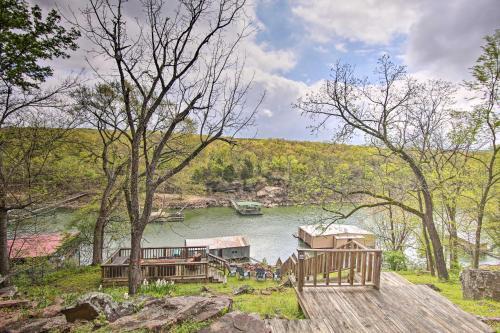 Waters Edge Retreat With Dock, Deck And Kayaks!
