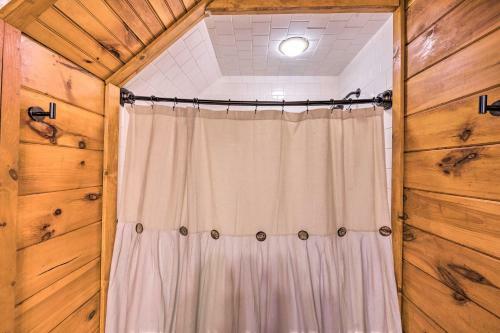 Broken Bow Retreat With Game Room And Hot Tub!