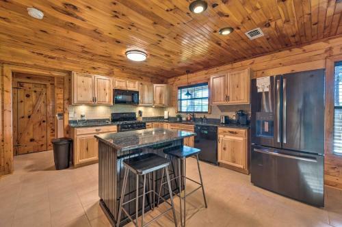 Broken Bow Retreat With Game Room And Hot Tub!