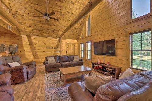 Broken Bow Retreat With Game Room And Hot Tub!