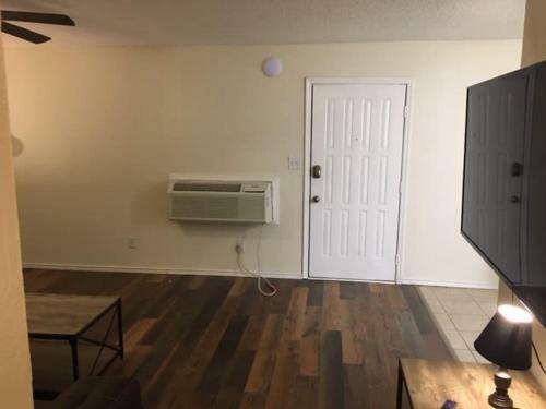 Two-bed One-bath Downstairs Close To Fort Sill!