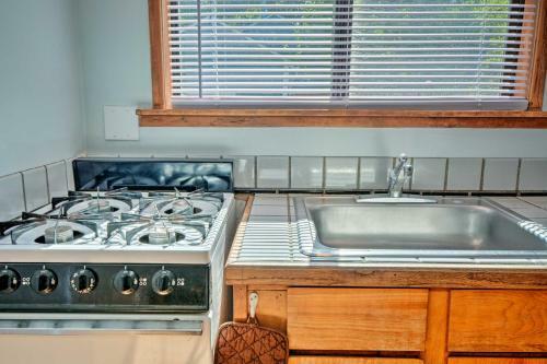 Cottage With Fireplace, Walk To Downtown Ashland