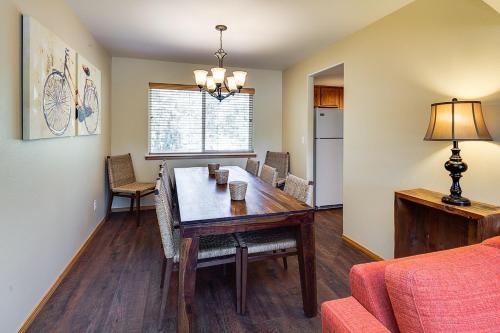 Lovely Bend Retreat With Private Patio & Firepit Home