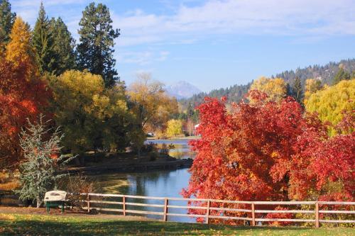 Lovely Bend Retreat With Private Patio & Firepit Home
