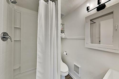 Apartamento Remodeled Retreat - Firepit - Near Dining & Shops Duplex