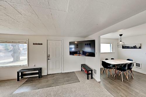 Apartamento Remodeled Retreat - Firepit - Near Dining & Shops Duplex