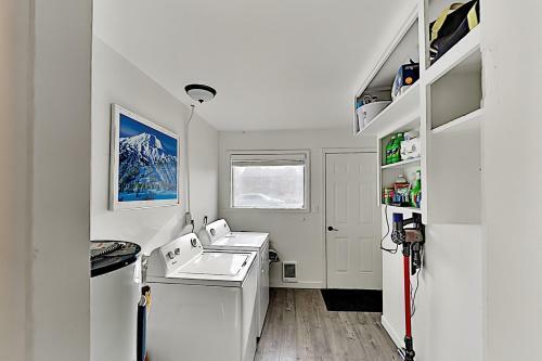 2-home Retreat - Walk To Dining, Brewpubs & River Home