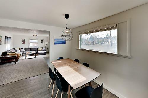 2-home Retreat - Walk To Dining, Brewpubs & River Home
