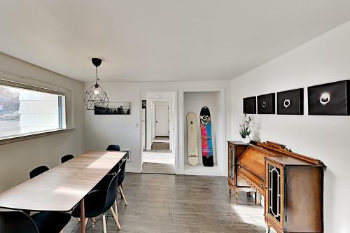 2-home Retreat - Walk To Dining, Brewpubs & River Home
