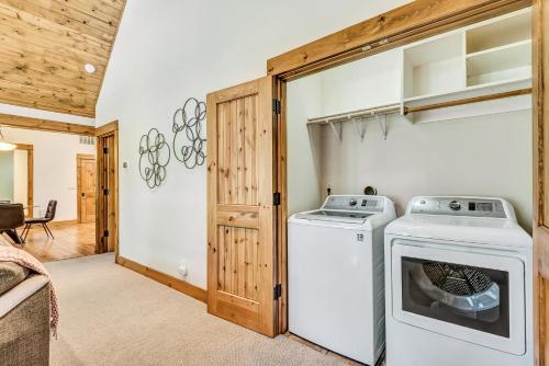 Apartamento New Listing! Riverfront Retreat With Dock & Foosball Duplex