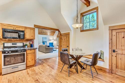 Apartamento New Listing! Riverfront Retreat With Dock & Foosball Duplex